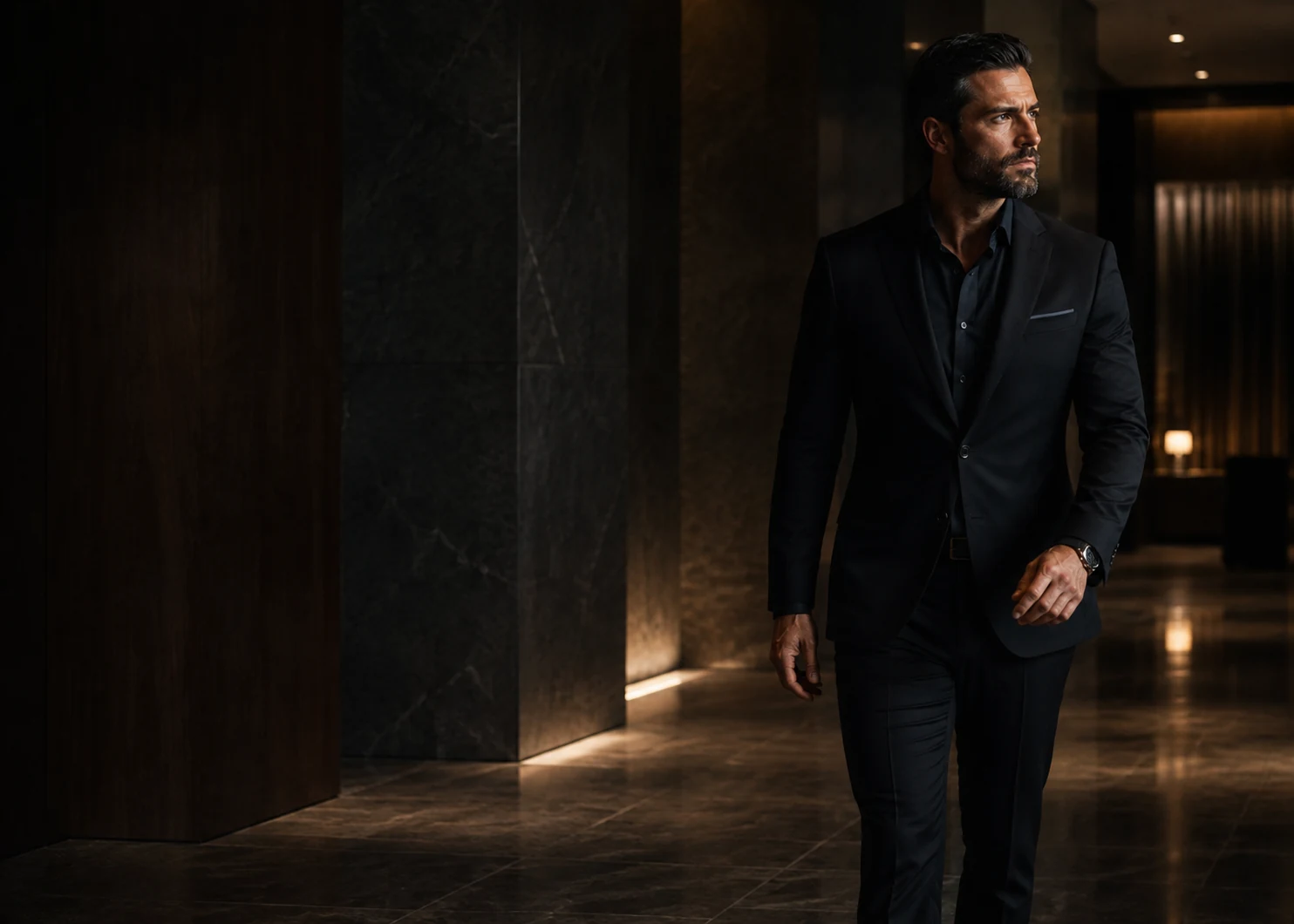 Homem Noblesse caminhando com presença em lobby premium